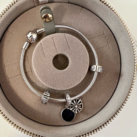 New Pandora bracelet in a leather box. New condition - Picture 3 of 4